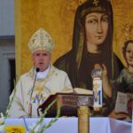 15.08.2021. Rytwiany. Pustelnia Złotego Lasu. Uroczystości odpustowe. Na zdjęciu: Krzysztof Nitkiewicz - biskup sandomierski / ks. Grzegorz Słodkowski / rzecznik diecezji  sandomierskiej