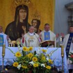 15.08.2021. Rytwiany. Pustelnia Złotego Lasu. Uroczystości odpustowe. Na zdjęciu (w środku): Krzysztof Nitkiewicz - biskup sandomierski / ks. Grzegorz Słodkowski / rzecznik diecezji  sandomierskiej