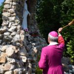 15.08.2021. Rytwiany. Pustelnia Złotego Lasu. Uroczystości odpustowe. Na zdjęciu: Krzysztof Nitkiewicz - biskup sandomierski / ks. Grzegorz Słodkowski / rzecznik diecezji  sandomierskiej