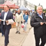 27.08.2021. Końskie. Promocja Polskiego Ładu. Na zdjęciu (od lewej): Marek Kwitek - poseł PiS i Krzysztof Lipiec - prezes świętokrzyskich struktur PiS / Magdalena Galas-Klusek / Radio Kielce