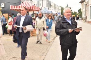 27.08.2021. Końskie. Promocja Polskiego Ładu. Na zdjęciu (od lewej): Marek Kwitek - poseł PiS i Krzysztof Lipiec - prezes świętokrzyskich struktur PiS / Magdalena Galas-Klusek / Radio Kielce