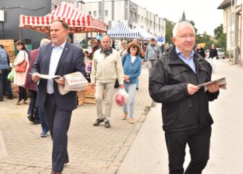 27.08.2021. Końskie. Promocja Polskiego Ładu. Na zdjęciu (od lewej): Marek Kwitek - poseł PiS i Krzysztof Lipiec - prezes świętokrzyskich struktur PiS / Magdalena Galas-Klusek / Radio Kielce