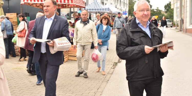 27.08.2021. Końskie. Promocja Polskiego Ładu. Na zdjęciu (od lewej): Marek Kwitek - poseł PiS i Krzysztof Lipiec - prezes świętokrzyskich struktur PiS / Magdalena Galas-Klusek / Radio Kielce