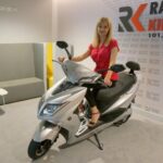 04.08.2021. Kielce. Przekazanie skutera od Radia Kielce. Na zdjęciu: Agnieszka Jankowska - laureatka wakacyjnego konkursu Radia Kielce / Piotr Kwaśniewski / Radio Kielce