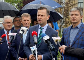 05.08.2021. Kielce. Konferencja prasowa działaczy Polskiego Stronnictwa Ludowego. Na zdjęciu: Czesław Siekierski - poseł PSL, Ireneusz Raś - poseł PSL, Władysław Kosiniak-Kamysz - lider PSL i Adam Jarubas - europoseł PSL / Piotr Kwaśniewski / Radio Kielce