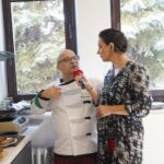 16.08.2021. Letnia kuchnia Radia Kielce. Wegański poniedziałek. Na zdjęciu (od lewej): Robert Kopacz - szef kuchni Upfield Professional Polska, Magdalena Sitek - Radio Kielce / Anna Kwapisz / Radio Kielce