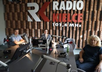 16.08.2021. Kielce. Punkty Widzenia. Na zdjęciu (od lewej): nadkom. Kamil Tokarski - rzecznik prasowy komendanta Wojewódzkiej Policji w Kielcach, Magdalena Sitek - Radio Kielce, Anna Przęzak - psychoterapeuta i kierownik Wojewódzkiego Ośrodka Uzależnień i Współuzależnień / Sebastian Kalwat / Radio Kielce