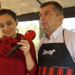 19.08.2021. Kielce. Letnia Kuchnia Radia Kielce. Mięsny czwartek. Na zdjęciu: Magdalena Sitek - Radio Kielce, Mirosław Ciołak - restauracja Siesta w Hotelu Red w Ostrowcu Św. / Anna Kwapisz / Radio Kielce