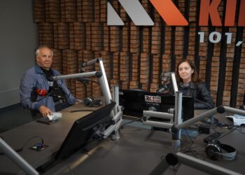 25.08.2021. Radio Kielce. Punkty Widzenia. Na zdjęciu (od lewej): dr Jerzy Staszczyk - konsultant wojewódzki w dziedzinie epidemiologii, Iwona Murawska - Radio Kielce / Sebastian Kalwat / Radio Kielce