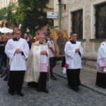 25.08.2021. Sandomierz. Przyjęcie symboli Światowych Dni Młodzieży. Procesja ulicami miasta prowadzona przez biskupa Krzysztof Nitkiewicza / Grażyna Szlęzak-Wójcik / Radio Kielce