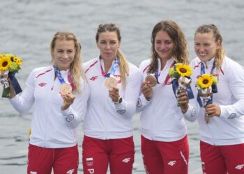 Na zdjęciu (od lewej): Karolina Naja, Anna Pulawska, Justyna Iskrzycka i Helena Wisniewska - brązowe medalistki K4 500 m kajakarskich regat olimpijskich w Tokio / PAP/EPA/FRANCK ROBICHON