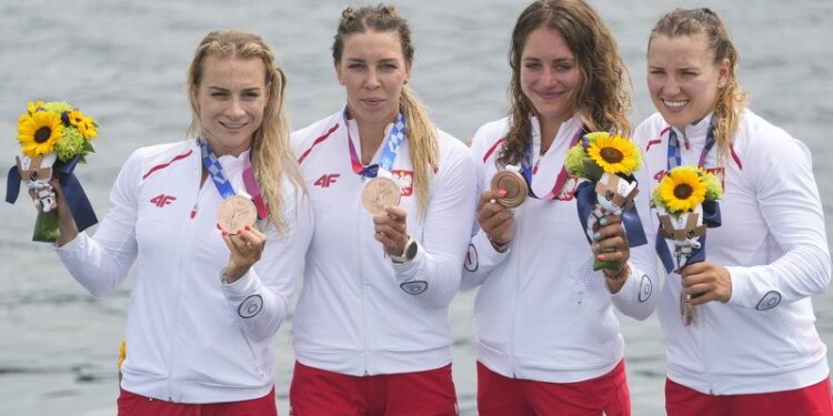 Na zdjęciu (od lewej): Karolina Naja, Anna Pulawska, Justyna Iskrzycka i Helena Wisniewska - brązowe medalistki K4 500 m kajakarskich regat olimpijskich w Tokio / PAP/EPA/FRANCK ROBICHON