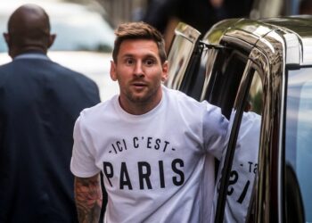 10.08.2021. Paryż. Lionel Messi przybywa do hotelu „Royal Monceau” w Paryżu. Messi przyjechał do Paryża, aby podpisać kontrakt z francuskim klubem piłkarskim Paris Saint-Germain / PAP/EPA/CHRISTOPHE PETIT TESSON