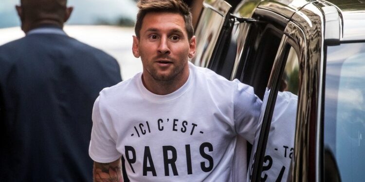 10.08.2021. Paryż. Lionel Messi przybywa do hotelu „Royal Monceau” w Paryżu. Messi przyjechał do Paryża, aby podpisać kontrakt z francuskim klubem piłkarskim Paris Saint-Germain / PAP/EPA/CHRISTOPHE PETIT TESSON