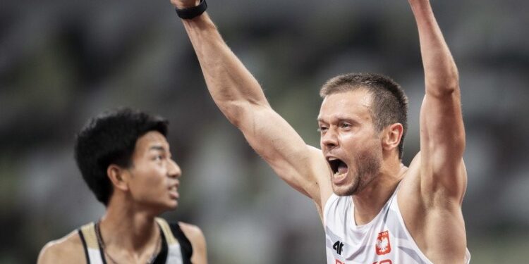 Na zdjęciu: Michał Derus - srebrny medalista w biegu na 100 m w klasie T47 podczas igrzysk paraolimpijskich w Tokio / PAP/EPA/ENNIO LEANZA