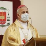 28.08.2021 Kielce. Kościół św. Maksymiliana Marii Kolbego. Symbole Światowych Dni Młodzieży. Biskup Jan Piotrowski / Jarosław Kubalski / Radio Kielce