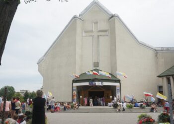 (06.08.2017) Poświęcenie i uroczyste otwarcie kaplicy Matki Bożej Fatimskiej w buskim kościele zdrojowym pw. św. Brata Alberta. / Kamil Włosowicz / Radio Kielce