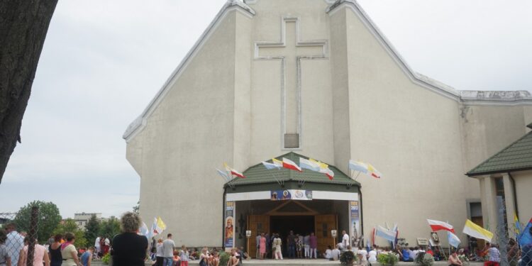 (06.08.2017) Poświęcenie i uroczyste otwarcie kaplicy Matki Bożej Fatimskiej w buskim kościele zdrojowym pw. św. Brata Alberta. / Kamil Włosowicz / Radio Kielce