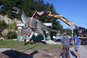 12.08.2021. Bałtów. Transport figury dinozaura Gerarda / Hubert Żądło