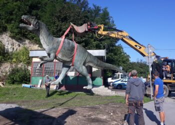 12.08.2021. Bałtów. Transport figury dinozaura Gerarda / Hubert Żądło