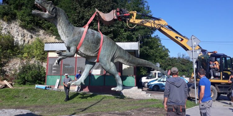 12.08.2021. Bałtów. Transport figury dinozaura Gerarda / Hubert Żądło