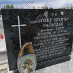 04.08.2021. Gorzków. Na grobach poległych żołnierzy złożone zostały wiązanki kwiatów i zapalono znicze pamięci / Marta Gajda / Radio Kielce