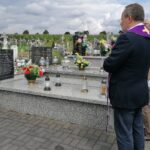 04.08.2021. Gorzków. Na grobach poległych żołnierzy złożone zostały wiązanki kwiatów i zapalono znicze pamięci / Marta Gajda / Radio Kielce