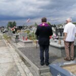 04.08.2021. Gorzków. Na grobach poległych żołnierzy złożone zostały wiązanki kwiatów i zapalono znicze pamięci / Marta Gajda / Radio Kielce