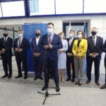 16.08.2021. Skarżysko-Kamienna. Otwarcie dworca kolejowego. Na zdjęciu (od lewej): Andrzej Bętkowski - marszałek województwa świętokrzyskiego, Zbigniew Koniusz - wojewoda świętokrzyski, senator Krzysztof Słoń, Piotr Wawrzyk - wiceminister spraw zagranicznych, Andrzej Bittel - wiceminister infrastruktury, Anna Krupka - wiceminister kultury, dziedzictwa narodowego i sportu, poseł Andrzej Kryj, poseł Agata Wojtyszek, senator Jarosław Rusiecki, poseł Mariusz Gosek / Jarosław Kubalski / Radio Kielce