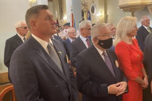 22.08.2021. Mirzec. Święto Plonów połączone z jubileuszem kół gospodyń wiejskich. Na zdjęciu (od lewej): Jan Zawisza - przewodniczący rady gminy w Mircu, poseł Krzysztof Lipiec / Anna Głąb / Radio Kielce