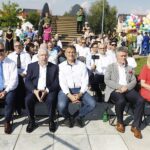 15.08.2021. Chęciny. Otwarcie parku miejskiego. Na zdjęciu 9od lewej): Robert Jaworski - burmistrz Chęcin, poseł Krzysztof Lipiec, Mirosław Gębski - starosta kielecki, senator Krzysztof Słoń, Małgorzata Pruś - dyrektor biura poselskiego Krzysztofa Lipca / Jarosław Kubalski / Radio Kielce