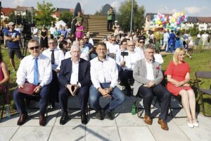 15.08.2021. Chęciny. Otwarcie parku miejskiego. Na zdjęciu 9od lewej): Robert Jaworski - burmistrz Chęcin, poseł Krzysztof Lipiec, Mirosław Gębski - starosta kielecki, senator Krzysztof Słoń, Małgorzata Pruś - dyrektor biura poselskiego Krzysztofa Lipca / Jarosław Kubalski / Radio Kielce