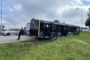 27.08.2021. Kielce. Wypadek miejskiego autobusu / Piotr Kwaśniewski / Radio Kielce