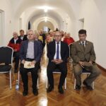 28.08.2021. Święty Krzyż. Sesja historyczno-krajoznawcza. Na zdjęciu (od lewej): ojciec Marian Puchała - superior klasztoru ojców oblatów, Andrzej Gąsior - burmistrz Nowej Słupi i Jan Reklewski - dyrektor Świętokrzyskiego Parku Narodowego / Jarosław Kubalski / Radio Kielce