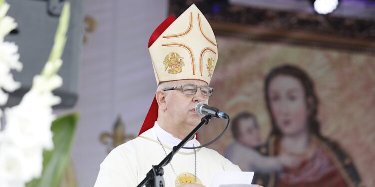 17.07.2021. Daleszyce. Uroczystość koronacji obrazu Matki Bożej Daleszyckiej. Na zdjęciu: Jan Piotrowski - biskup kielecki / Jarosław Kubalski / Radio Kielce