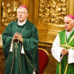 08.08.2021. Kielce. 40. Kielecka Piesza Pielgrzymka z Wiślicy na Jasną Górę w niedzielę dotarła do Kielc. Na zdjęciu (od lewej): biskup Andrzej Kaleta, biskup Marian Florczyk / Jarosław Kubalski / Radio Kielce