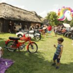 15.08.2021. Tokarnia. 15. Świętokrzyski Zlot Motocykli SHL i Pojazdów Zabytkowych / Radio Kielce