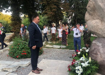 31.08.2019 Sandomierz. 39. rocznica podpisania Porozumień Sierpniowych. Poseł Marek Kwitek składa wieniec przy Pomniku Solidarności / Grażyna Szlęzak _ Wójcik / Radio Kielce