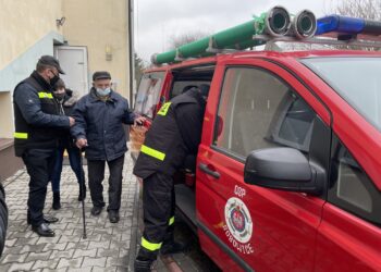 04.02.2021 Imielno. Najstarszy mieszkaniec Świętokrzyskiego przyjmuje szczepienie przeciwko COVID-19 / Ewa Pociejowska-Gawęda / Radio Kielce