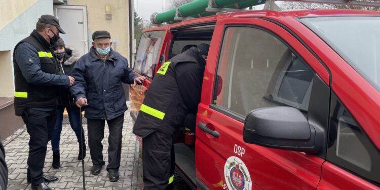 04.02.2021 Imielno. Najstarszy mieszkaniec Świętokrzyskiego przyjmuje szczepienie przeciwko COVID-19 / Ewa Pociejowska-Gawęda / Radio Kielce