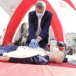 28.08.2021. Kielce. Festyn rodzinny. Przekazanie defibrylatora. Na zdjęciu: Bogdan Wenta - prezydent Kielc / Jarosław Kubalski / Radio Kielce