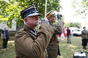 15.06.2021. Kielce. Uroczystości 77. rocznicy udanego zamachu na Franza Witka. Na zdjęciu (z lewej): Zbigniew Kowalski – prezes Stowarzyszenia Rekonstrukcji Historycznych 4 Pułku Piechoty Legionów, Dionizy Krawczyński - prezes Stowarzyszenia Rekonstrukcji Historycznych „Jodła” / Wiktor Taszłow / Radio Kielce