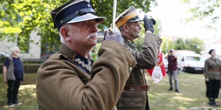 15.06.2021. Kielce. Uroczystości 77. rocznicy udanego zamachu na Franza Witka. Na zdjęciu (z lewej): Zbigniew Kowalski – prezes Stowarzyszenia Rekonstrukcji Historycznych 4 Pułku Piechoty Legionów, Dionizy Krawczyński - prezes Stowarzyszenia Rekonstrukcji Historycznych „Jodła” / Wiktor Taszłow / Radio Kielce