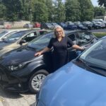 16.08.2021 Morawica. Samochody kupione przez szpital w Morawicy. Na zdjęciu Beata Matulińska - dyrektor Świętokrzyskiego Centrum w Morawicy. / Iwona Murawska / Radio Kielce