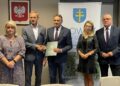 Pieniądze pomogą niepełnosprawnym w kilku gminach - Radio Kielce 17.08.2021. Kielce. Podpisanie umów w sprawie wsparcia od Państwowego Funduszu Rehabilitacji Osób Niepełnosprawnych. Na zdjęciu (od lewej): Katarzyna Dobrowolska - zastępca skarbnika gminy Piekoszów, Zbigniew Piątek - wójt Piekoszowa, Mirosław Gębski - starosta kielecki, Anna Moskwa - skarbnik powiatu kieleckiego i Stefan Bąk - członek zarządu / Iwona Murawska / Radio Kielce