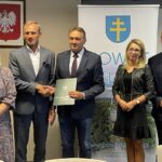 17.08.2021. Kielce. Podpisanie umów w sprawie wsparcia od Państwowego Funduszu Rehabilitacji Osób Niepełnosprawnych. Na zdjęciu (od lewej): Katarzyna Dobrowolska - zastępca skarbnika gminy Piekoszów, Zbigniew Piątek - wójt Piekoszowa, Mirosław Gębski - starosta kielecki, Anna Moskwa - skarbnik powiatu kieleckiego i Stefan Bąk - członek zarządu / Iwona Murawska / Radio Kielce