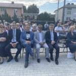 21.08.2021. Lipowica w gminie Chęciny. Oddanie do użytku świetlicy wiejskiej. Na zdjęciu (od lewej): Maria Zuba - doradca wojewody świętokrzyskiego, Kamil Prędota - radny gminny z Radkowic, Mirosław Gębski - starosta kielecki, Tomasz Gruszczyński - radny powiatowy, senator Krzysztof Słoń, Renata Janik - wicemarszałek województwa, ksiądz Jerzy Garecki - proboszcz parafii w Starochęcinach / Iwona Murawska / Radio Kielce