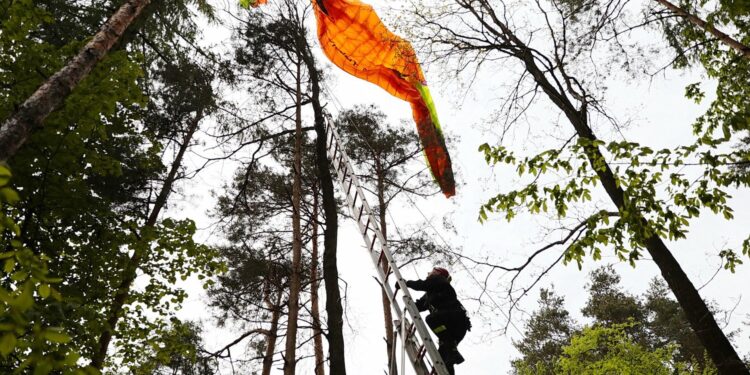24.05.2021 Masłów. Akcja ratunkowa motolotniarza, który wylądował na drzewie / Wiktor Taszłow / Radio Kielce