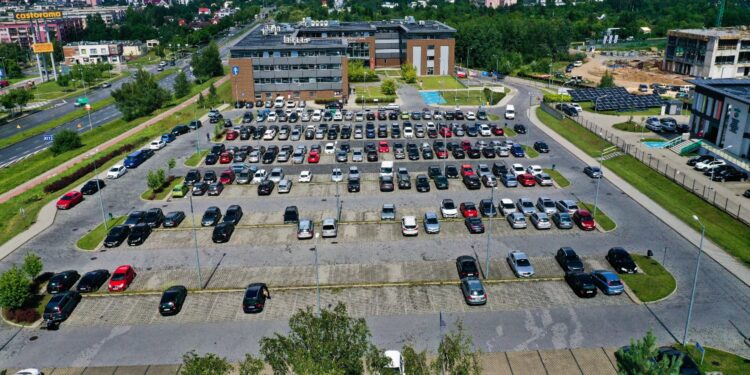 02.08.2021. Kielce. Parking przy Starostwie Powiatowym w Kielcach / Jarosław Kubalski / Radio Kielce