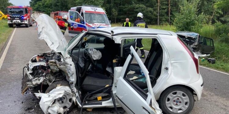 01.08.2021. Osiek. Wypadek na drodze wojewódzkiej 765 / KP PSP Staszów